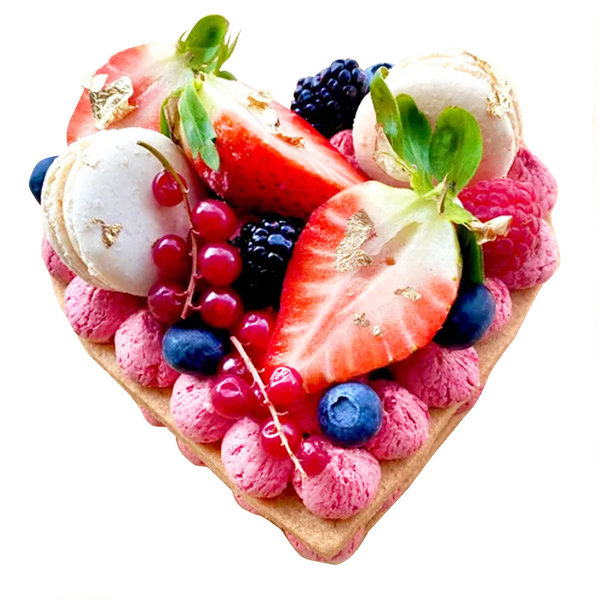 Keks-Herz mit Früchten und Macarons